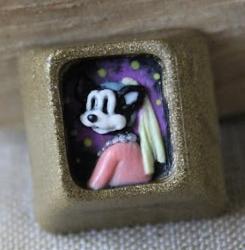 Rubrehose - Wolf with a Pearl Necklace - Novatouched